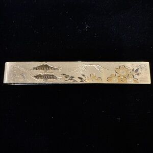Elegant 950 Sterling Silver Tie Clip with Iconic Japanese Imagery